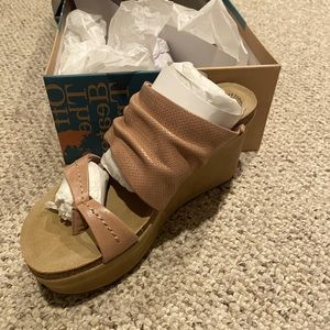 New in Box - OTBT Wedge Tailgate in Warm Oink - 8M